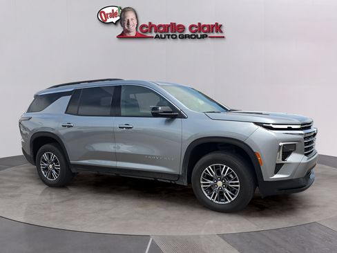 Used 2025 Chevrolet Traverse LT FWD image 8