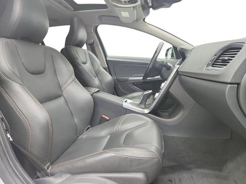 Used 2016 Volvo V60 T5 Cross Country image 25