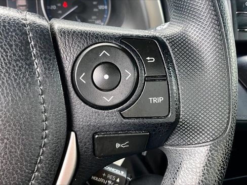 Used 2018 Toyota RAV4 LE FWD image 21