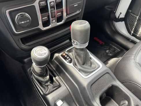Used 2019 Jeep Wrangler Unlimited Sahara AWD/4WD image 16