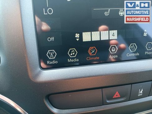 Used 2022 Jeep Cherokee Trailhawk w/ Comfort/Convenience Group AWD/4WD image 16
