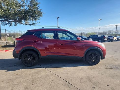 Used 2019 Nissan Kicks SV w/ Exterior Electronics Package image 2