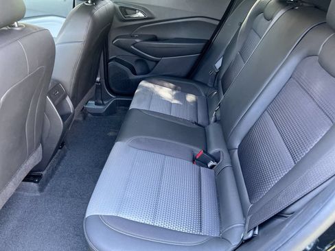 Used 2025 Chevrolet Trax LT w/ LT Convenience Package FWD image 22