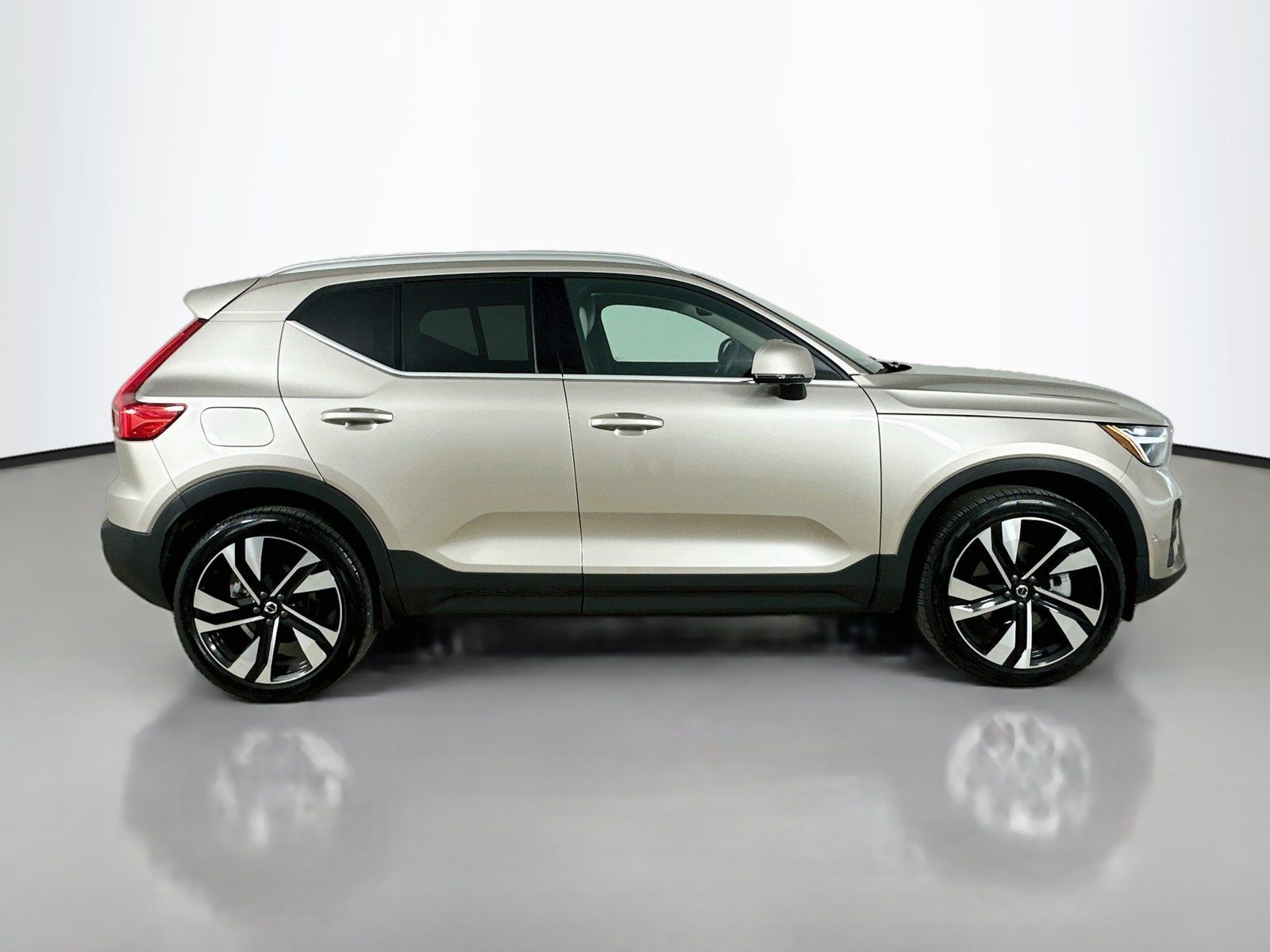 Used 2024 Volvo XC40 B5 Plus w/ Climate Package AWD/4WD image 4