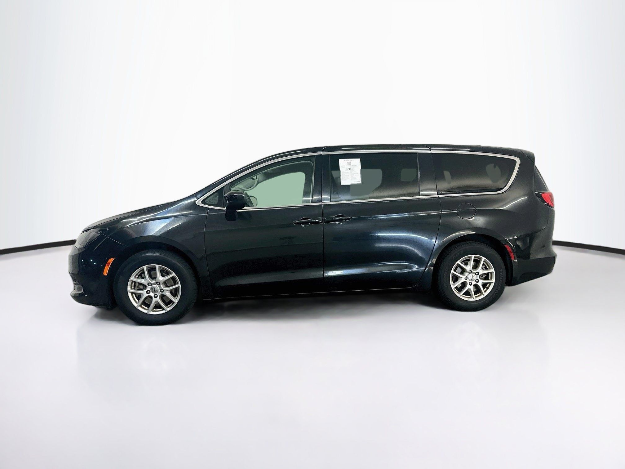 Used 2023 Chrysler Voyager LX FWD image 4