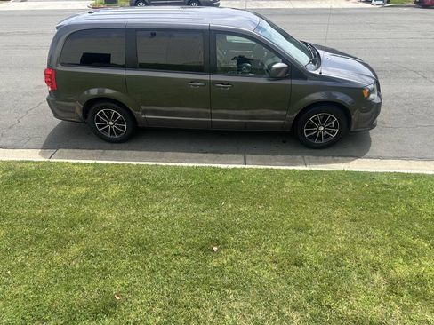 Used 2018 Dodge Grand Caravan SXT w/ Driver Convenience Group FWD image 2