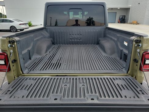 Used 2025 Jeep Gladiator Mojave w/ Convenience Group AWD/4WD image 29