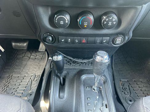 Used 2014 Jeep Wrangler Unlimited Rubicon AWD/4WD image 36