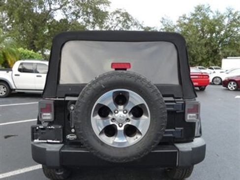 Used 2017 Jeep Wrangler Unlimited Sahara w/ Connectivity Group image 12