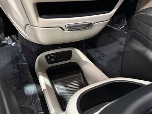 Used 2023 Chrysler Pacifica Touring-L FWD image 90