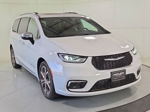 New 2026 Chrysler Pacifica Pinnacle image 1