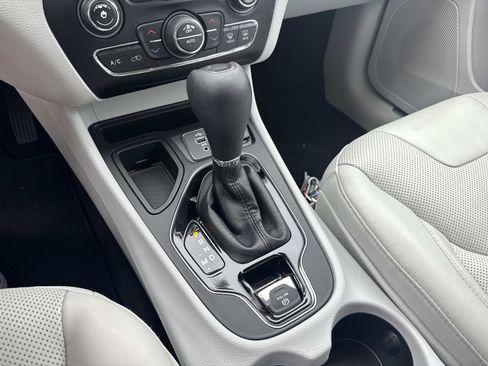 Used 2019 Jeep Cherokee Limited image 24