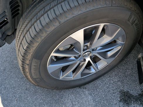 Used 2018 Toyota RAV4 XLE AWD/4WD image 14