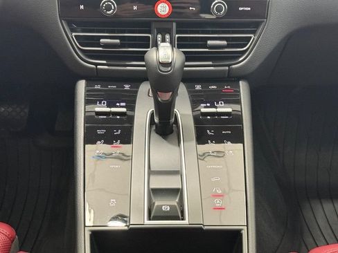 Certified 2025 Porsche Macan AWD/4WD image 14