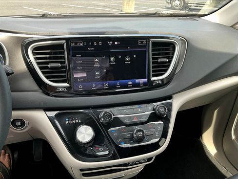 Used 2024 Chrysler Pacifica Touring-L FWD image 15