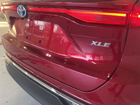 Used 2023 Toyota Venza XLE image 7