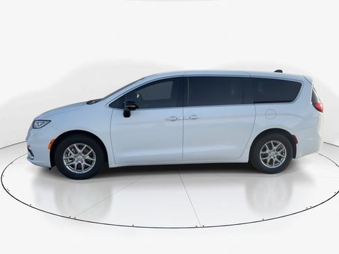 New 2026 Chrysler Pacifica Select FWD image 5