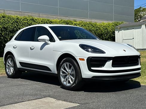 Certified 2025 Porsche Macan AWD/4WD image 10