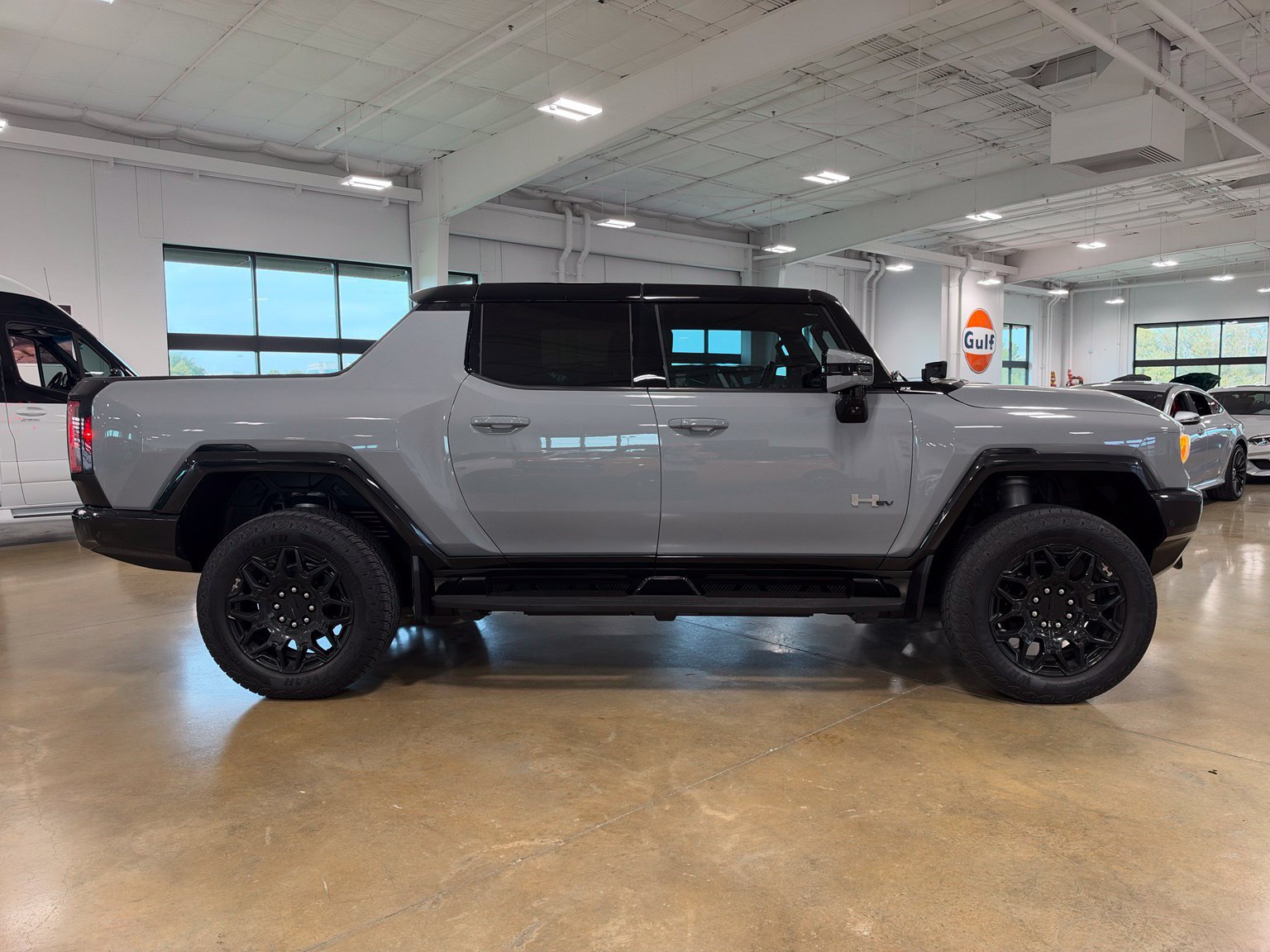 Used 2025 GMC Hummer EV 2X w/ LPO, Illumination Package AWD/4WD image 9