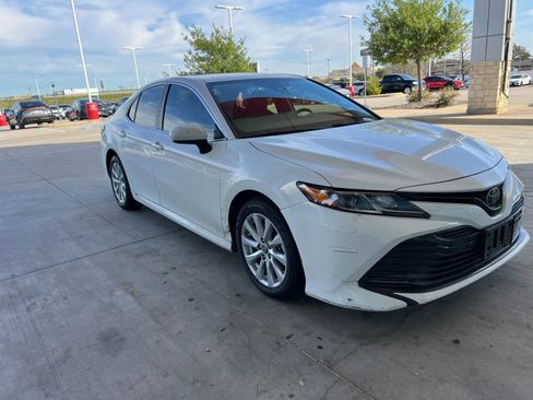 Used 2019 Toyota Camry LE image 3