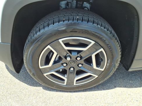 Used 2026 Jeep Cherokee Laredo AWD/4WD image 9
