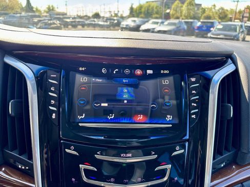 Used 2019 Cadillac Escalade Luxury AWD/4WD image 34