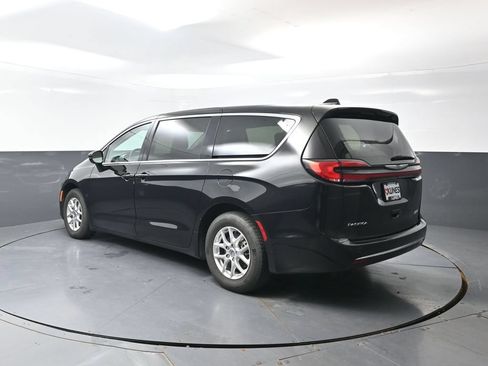 Used 2024 Chrysler Pacifica Touring-L FWD image 11