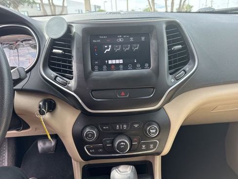 Used 2019 Jeep Cherokee Latitude w/ Popular Appearance Group AWD/4WD image 3