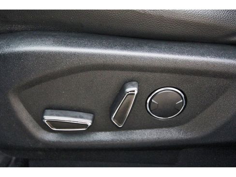 Used 2018 Ford Explorer XLT w/ Equipment Group 202A FWD image 30