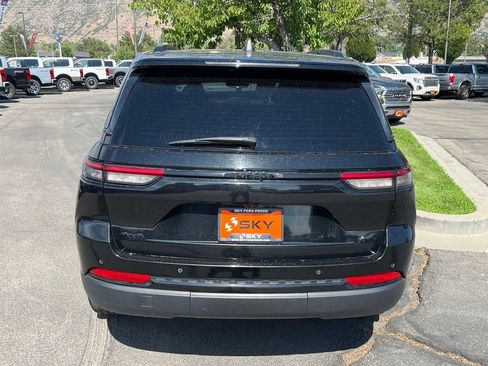 Used 2023 Jeep Grand Cherokee Altitude AWD/4WD image 10