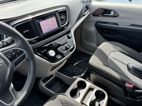 Used 2023 Chrysler Voyager LX FWD image 17