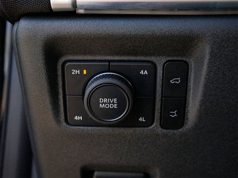 Used 2017 Jeep Grand Cherokee Overland w/ Jeep Active Safety Group image 19