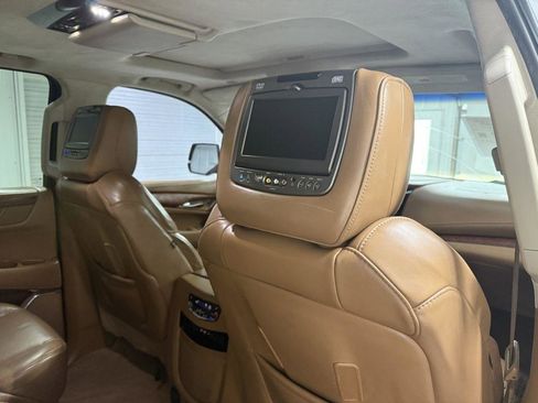 Used 2016 Cadillac Escalade ESV Platinum image 36