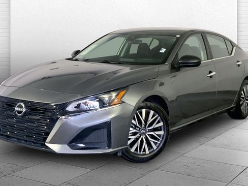 Used 2025 Nissan Altima 2.5 SV FWD image 12