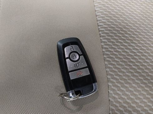 Used 2022 Ford Explorer XLT image 32