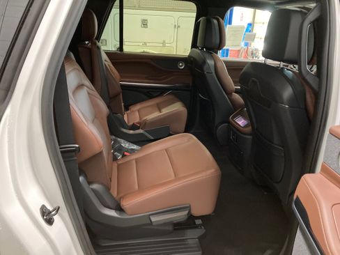 Used 2026 Lincoln Navigator L Reserve AWD/4WD image 7