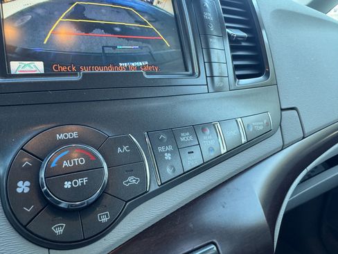 Used 2012 Toyota Sienna XLE image 27