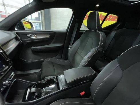 Used 2022 Volvo XC40 P8 Recharge Plus image 12