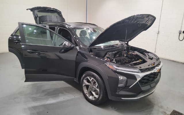 Used 2025 Chevrolet Trax LT FWD image 9