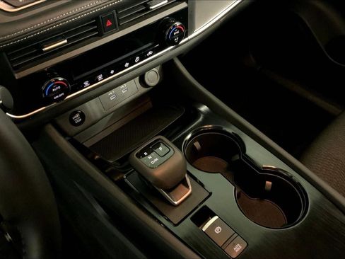 Used 2025 Nissan Rogue SV image 17