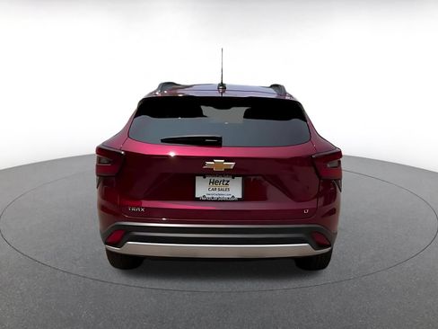 Used 2025 Chevrolet Trax LT w/ LT Convenience Package FWD image 12