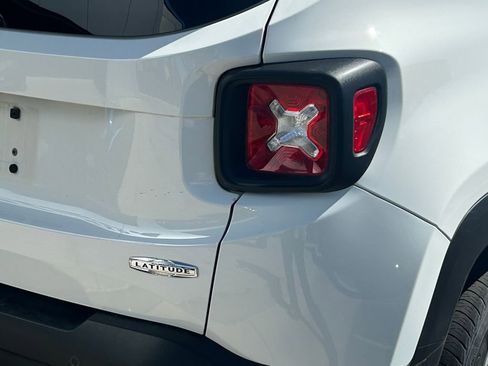 Used 2018 Jeep Renegade Latitude w/ Advanced Technology Group AWD/4WD image 5