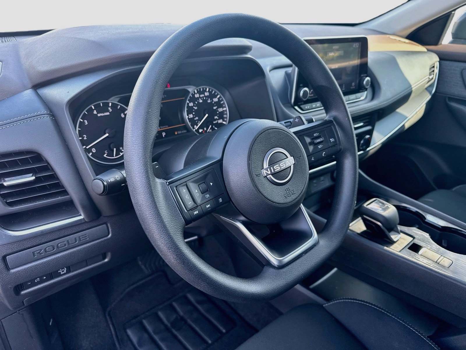Used 2023 Nissan Rogue S AWD/4WD image 9