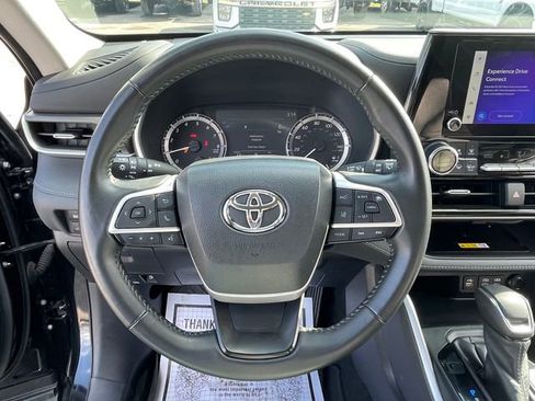 Used 2023 Toyota Highlander XLE AWD/4WD image 10