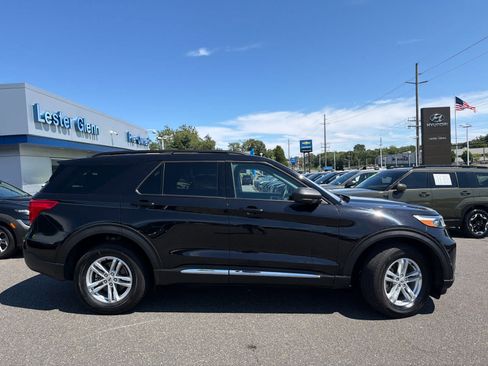 Used 2023 Ford Explorer XLT AWD/4WD image 3