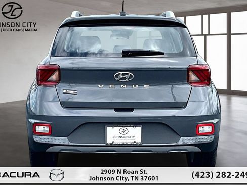 Used 2025 Hyundai Venue Limited FWD image 4