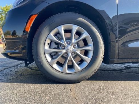 New 2026 Chrysler Pacifica Select image 17