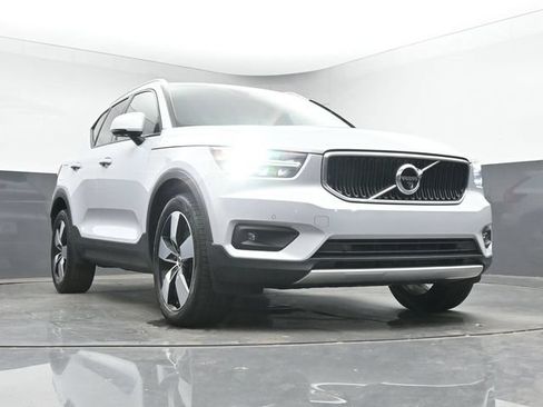 Used 2022 Volvo XC40 T4 Momentum FWD image 11