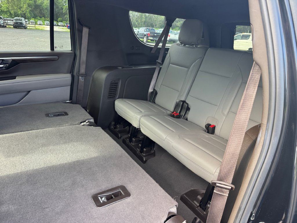 Used 2025 Chevrolet Suburban LT RWD image 34