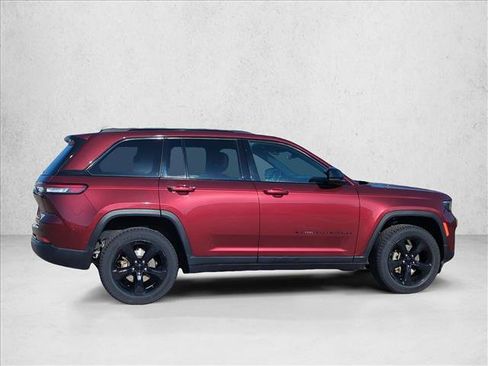 Used 2022 Jeep Grand Cherokee Altitude AWD/4WD image 5